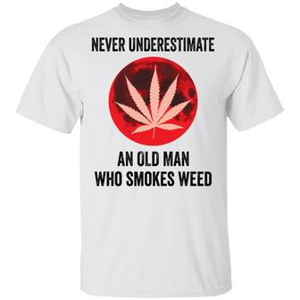 Never Underestimate An Old Man Who Smokes Weed T-Shirt - Thegiftio UK