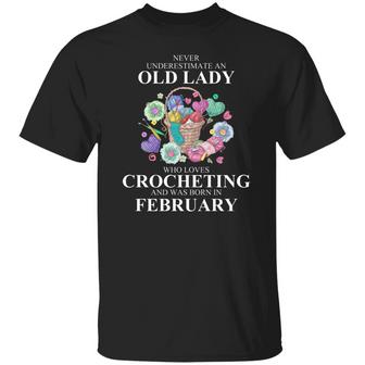 Never Underestimate An Old Lady Who Loves Crocheting And Was Born In February Graphic Design Printed Casual Daily Basic Unisex T-Shirt - Thegiftio UK
