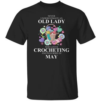 Never Underestimate An Old Lady Who Loves Crocheting And Was Born In May Graphic Design Printed Casual Daily Basic Unisex T-Shirt - Thegiftio UK
