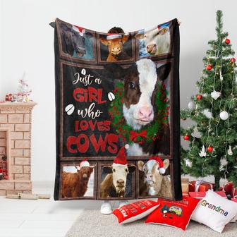 Just a girl who loves Cows Christmas Blanket, Cows Blanket, Noel Blanket, Christmas Gifts For Her, Merry Christmas Blanket, Cow Xmas Blanket - Thegiftio UK