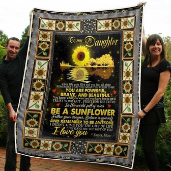 To My Daughter Be A Sunflower Believe In Your Dream Gift From Mom Fleece Blanket Gift For Christmas - Thegiftio UK