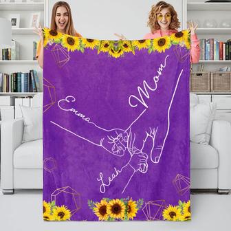 Personalized Blanket for Mom from Son Daughters for Mothers Day Valentines Day Christmas - Hand's Kid Hold Mom's Hand - Thegiftio UK