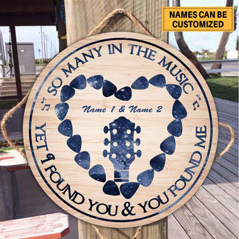 So Many In The Music Guitarist Custom Round Wood Sign - Thegiftio