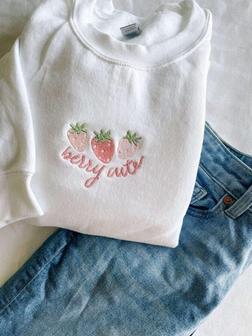 Berry Cute Strawberry Embroidered Sweatshirt Crewneck Sweatshirt For Women And Women | Mazezy