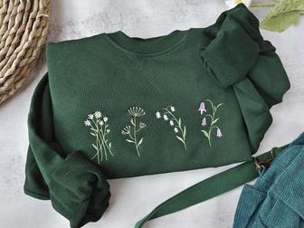 Cute Wildflowers Embroidered Crewneck Dark Green Daisy Sweatshirt, Gifts For Mom | Mazezy