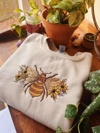 Floral Bee Embroidered Sweatshirt Crewneck Sweatshirt For Men And Women | Mazezy