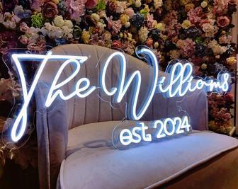 Personalized Neon Name Sign For Wedding Decor - Elegant Metal LED Wedding Light For Home Celebration | Familywalldecor