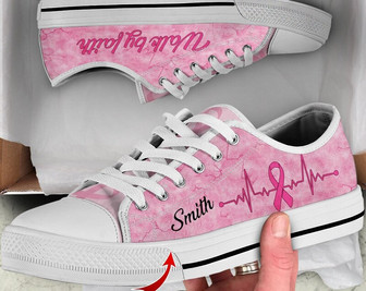 Chaussures Basses "Walk By Faith" Personnalisées Cancer du Sein, Chaussures en Toile Ruban Rose, Cadeau Guerrier Cancer du Sein, Baskets Cancer, Cadeaux de Noël - Cadeauxyz
