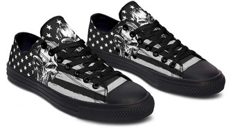 Chaussures en toile basses noir et blanc avec drapeau américain et motif Punisher - Cadeauxyz