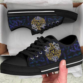 Baskets Basses Converse Triskelion Celtique avec Fleurs de Jonquille pour la Saint Patrick - Cadeauxyz