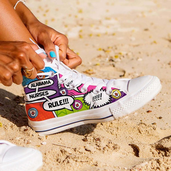 アラバマの看護師は最高！コミックストリップキャンバスハイトップシューズスニーカー！ - Kawaiitshirt