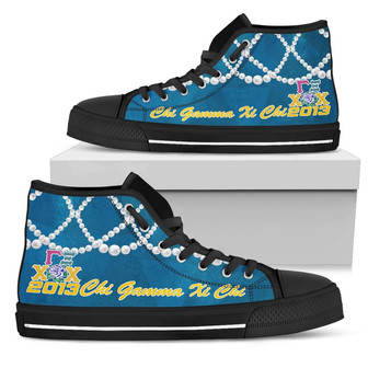 Chi Gamma Xi Chi K.H Pearls High Top Shoesを翻訳すると、チ・ガンマ・クサイ・ケイエイチ・パールズ・ハイ・トップ・シューズになります。 - Kawaiitshirt