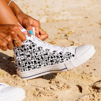 白いカラージュキャンバスのハイトップシューズスニーカーの中の猫 - Kawaiitshirt