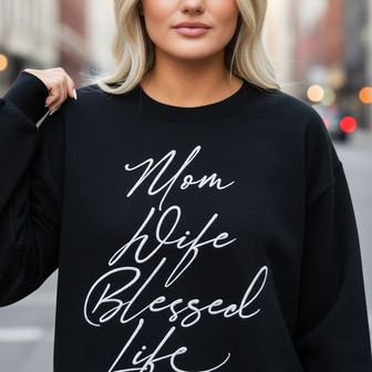 Heartfelt Gift - Embroidered Mom Sweatshirt for Cozy Comfort - Thegiftio UK