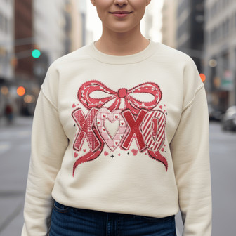 Gift Her the Love - XOXO Pink Bow Embroidered Valentine Sweatshirt - Thegiftio UK