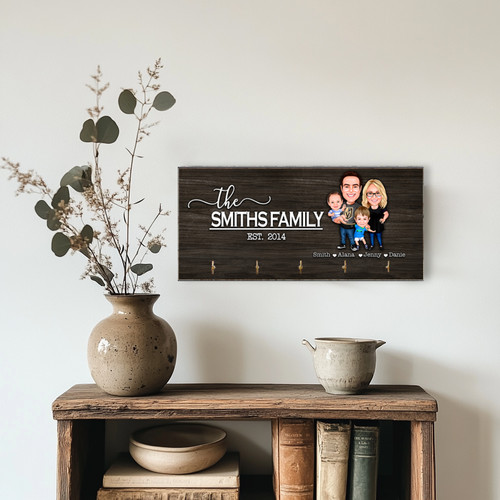 Family caricature key holder with custom family name, black metal 5-hook design, horizontal layout for entryway wall decor | Familywalldecor