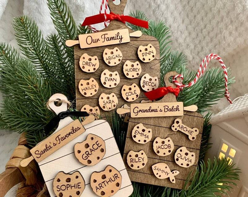 Gingerbread cookie ornament for Grandma, personalized with family names and 2024, charming holiday decor for the kitchen | Familywalldecor