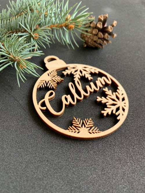 Christmas wooden ornament, round birch, personalized family name and year, red ribbon, hanging on tree for living room decor. | Familywalldecor