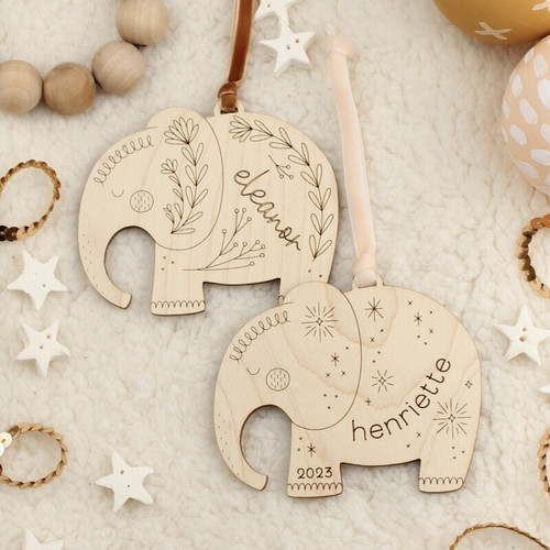Elephant family wooden ornament for Christmas tree, personalized with family names and year, laser-engraved jungle keepsake | Familywalldecor