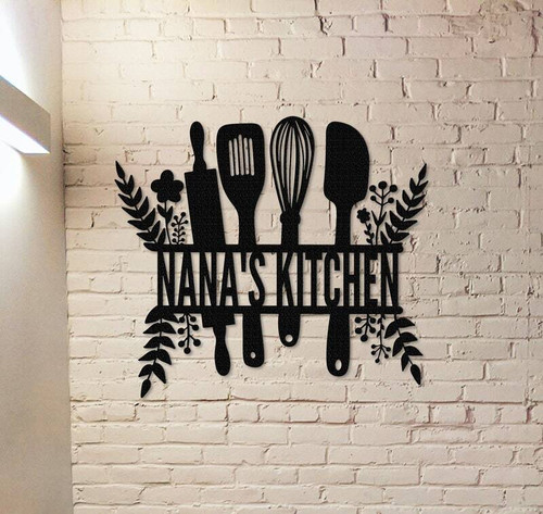 Mom's Kitchen metal sign personalized with family name, heartfelt Mother's Day gift for kitchen or dining room wall decor | Family Wall Decor