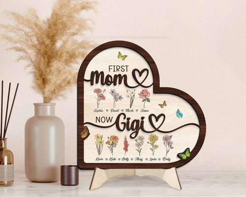 First Mom Now Grandma personalized wooden flower sign with floral motif, custom names, heartfelt Mother’s Day gift for Gigi | Family Wall Decor