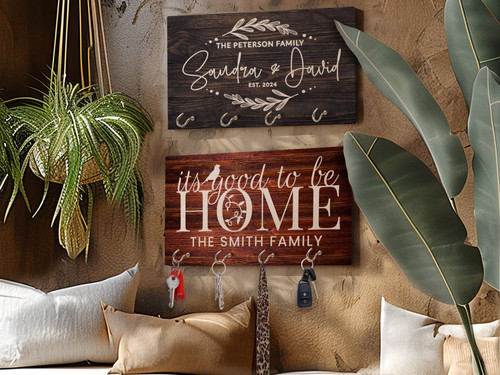 Personalized family key holder for wall in rustic wood, engraved name & est date, 4 hooks, entryway housewarming | Familywalldecor