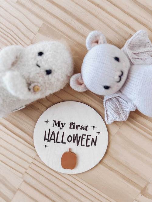 Baby's First Halloween wooden sign with pumpkin motif, personalized with name and date, nursery décor in natural wood | Family Wall Decor