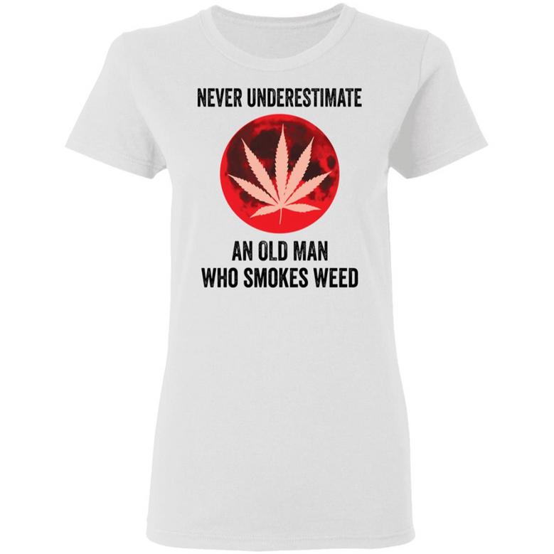 Never Underestimate An Old Man Who Smokes Weed Graphic Design Printed Casual Daily Basic Women T-shirt