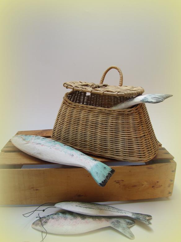 Wicker Fishing Basket Fishing Creel Basket with Four Wooden Fish for Décor