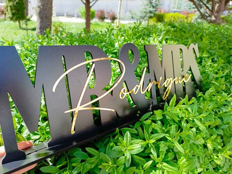 Personalized Mr & Mrs Wooden Sign - Wedding Table Decor For Reception & Sweetheart Table