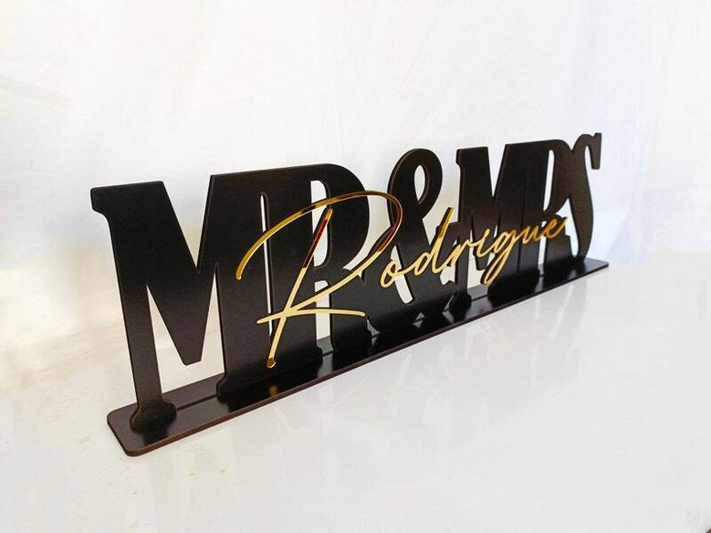 Personalized Mr & Mrs Wooden Sign - Wedding Table Decor For Reception & Sweetheart Table