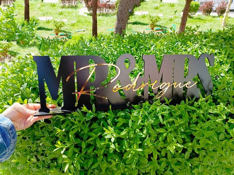 Personalized Mr & Mrs Wooden Sign - Wedding Table Decor For Reception & Sweetheart Table