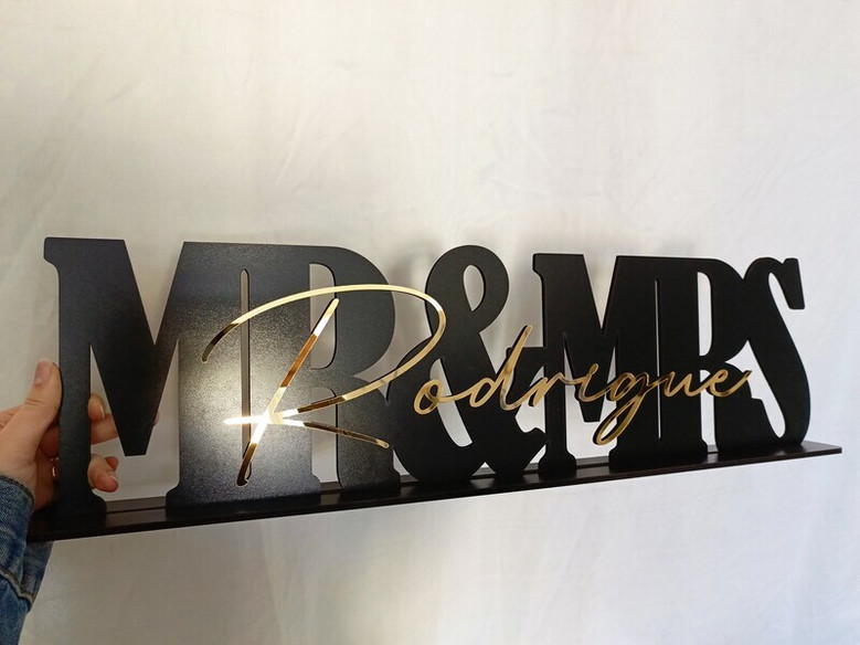 Personalized Mr & Mrs Wooden Sign - Wedding Table Decor For Reception & Sweetheart Table