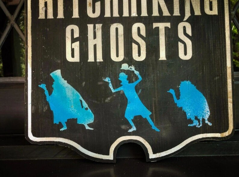 Beware Of Hitchhiking Ghosts - Painted Solid Wood Halloween Sign For Spooky Outdoor DéCor
