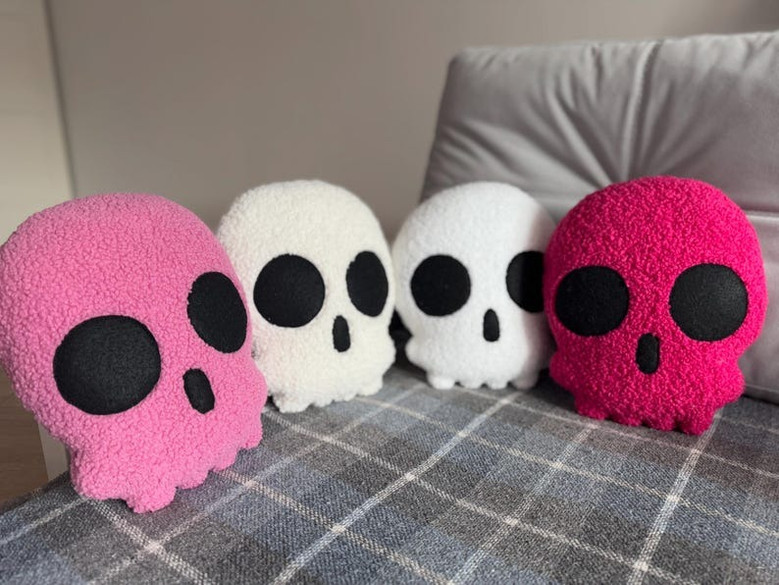 Plush Sherpa Skull Pillow – Spooky Skeleton Cushion for Gothic Halloween Decor