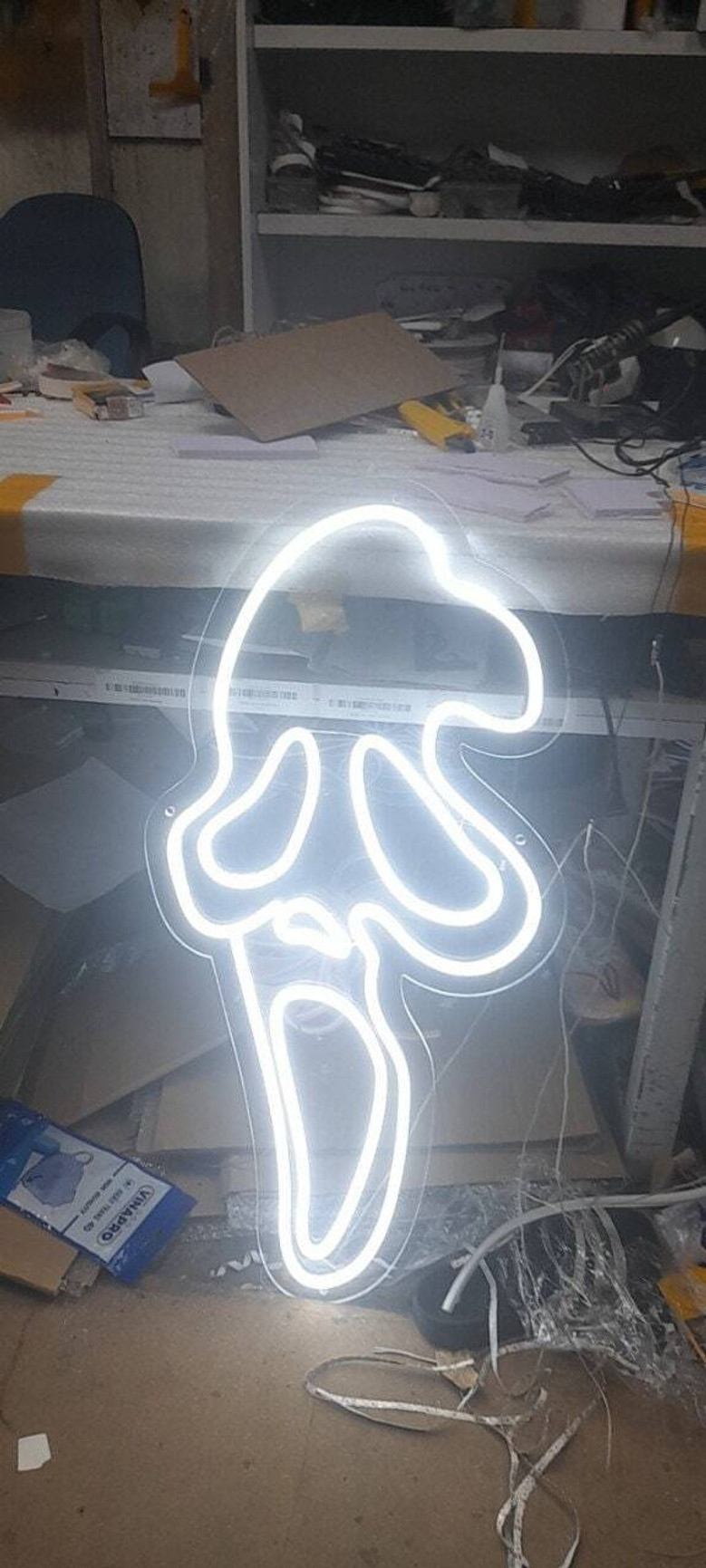 Scream Ghostface Neon Sign – Spooky LED Halloween Wall Decor for Horror Fans