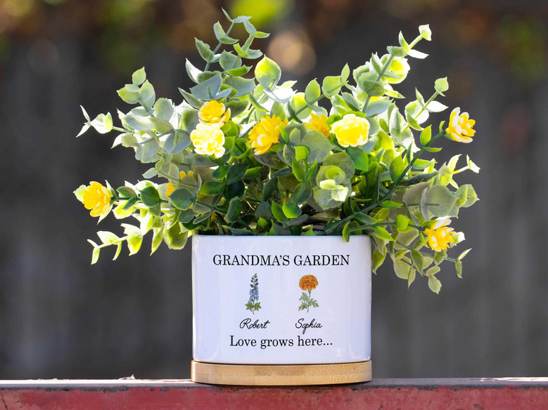 Heartfelt Grandma's Garden Ceramic Plant Pot - Personalized Mother's Day Gift For Mom, Mama's Garden Decor
