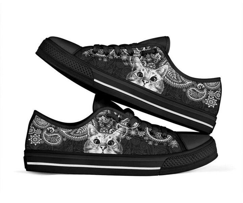 Chaussures basses noires et blanches motif cachemire chat