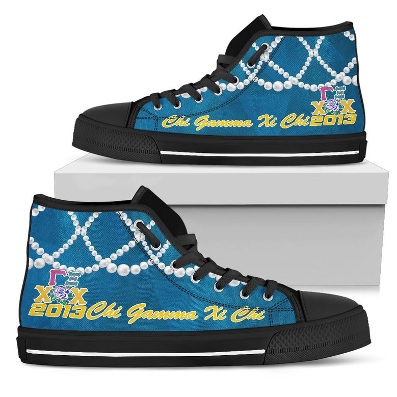 Chi Gamma Xi Chi K.H Pearls High Top Shoesを翻訳すると、チ・ガンマ・クサイ・ケイエイチ・パールズ・ハイ・トップ・シューズになります。