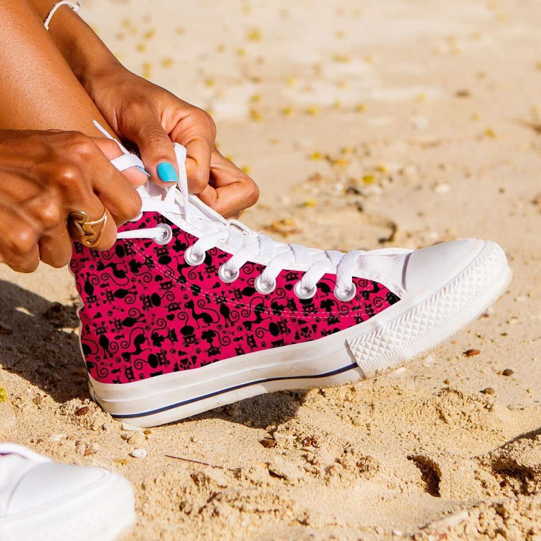 ピンクのコラージュキャンバスに描かれた猫、ピンク/ホワイトのハイトップシューズスニーカー