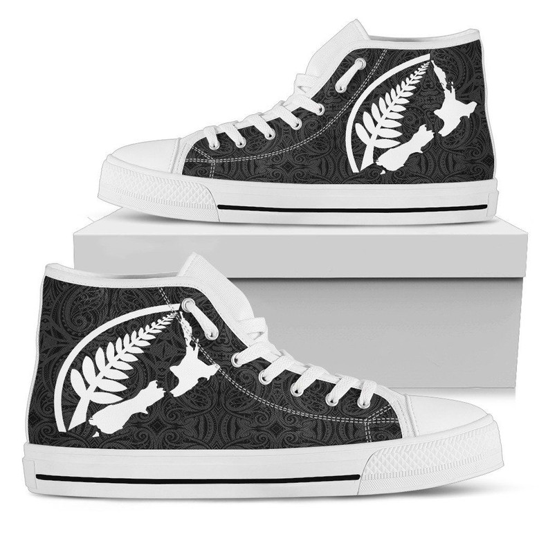 マップとシルバーファーンのハイトップシューズでラグビー