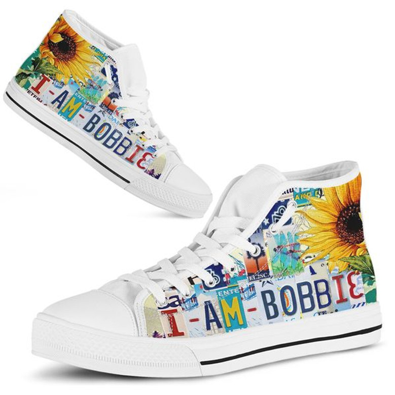 "Bobbie License Plate High Top Shoes"を日本語に訳すと「ボビーライセンスプレートハイトップシューズ」になります。