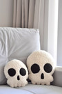 Plush Sherpa Skull Pillow – Spooky Skeleton Cushion for Gothic Halloween Decor