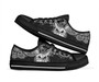 Chaussures basses noires et blanches motif cachemire chat